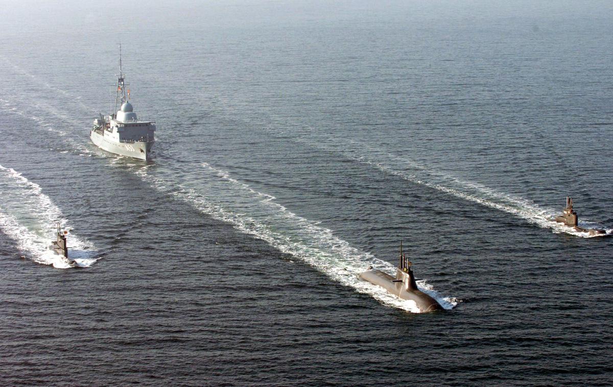 Nemške podmornice in nemška bojna ladja | Natova vojaška vaja Kvadriga 2025 oziroma Bojni voz 2025 poteka na območju Baltskega morja pod vodstvom nemške vojaške mornarice. Fotografija je simbolična: nemška vojaška ladja in nemške podmornice v Baltskem morju. | Foto Guliverimage