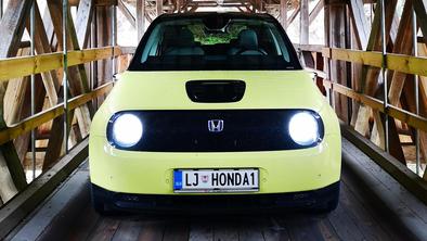 Zasloni, digitalna ogledala: kaj zmore ta avto v Sloveniji? #video