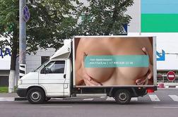Velik oglas z golimi prsmi zakrivil 500 prometnih nesreč na dan