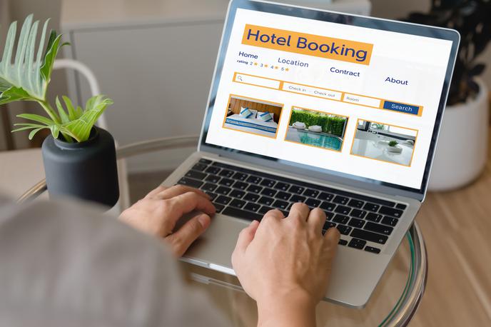 spletna rezervacija | Turisti so največji delež prenočitev, urejenih z rezervacijami prek spletnih platform, lani ustvarili v gorenjski statistični regiji – nekaj več kot 1,2 milijona ali 31 odstotkov vseh. To je bilo za 11 odstotkov več kot v letu 2023. | Foto Shutterstock