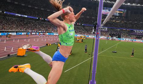 Tina Šutej med dobitniki nagrad Marjana Rožanca