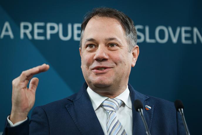 Matej Arčon | "Stabilizirati državo je pomenilo tudi ali predvsem stabilizirati javne finance. Čas prejšnje vlade je bil čas milijardnega zadolževanja, pri čemer je bil samo del tega dolga povezan s proticovidnimi ukrepi," je dejal Matej Arčon. | Foto STA