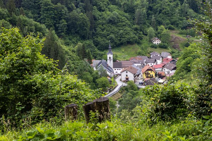 Največje naselje v Baški grapi je Podbrdo. | Foto: Matej Podgoršek