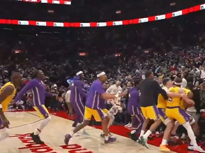 Tudi brez Dončića ni manjkalo drame, Lakersi do zmage v zadnji sekundi!