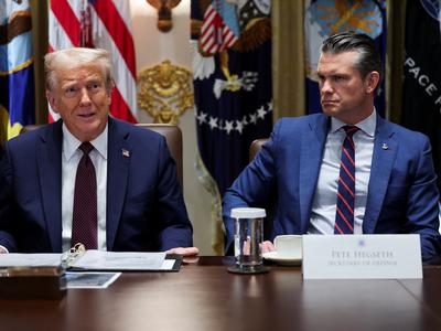 Trump vztraja pri napadih na čolne in napoveduje napade na kopnem