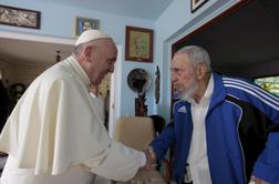Papež Frančišek Fidelu Castru podaril knjigo pridig (foto)