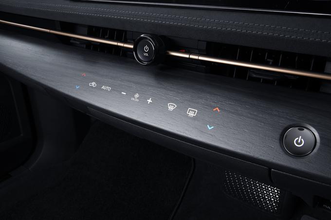 Zanimiva digitalna rešitev ob volanskem obroču. | Foto: Nissan