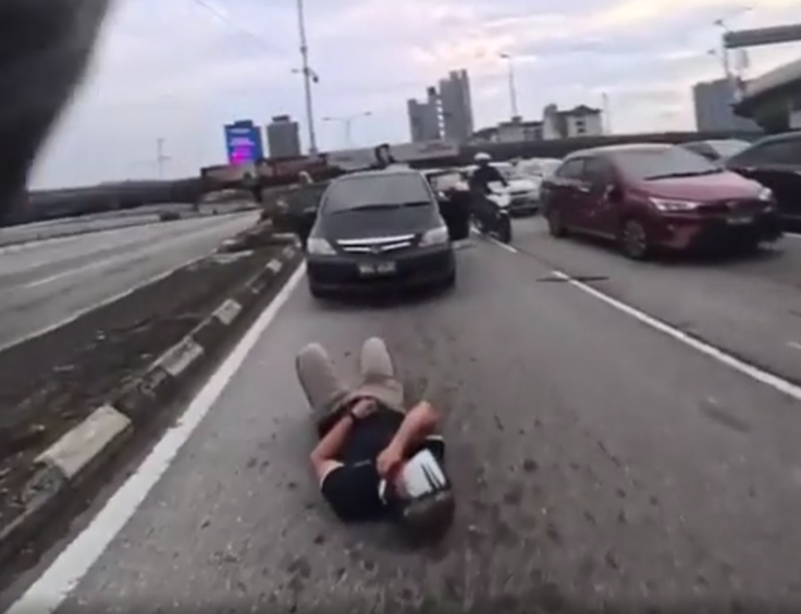 Prvega motorista, ki je padel, so odpeljali v bolnišnico.  | Foto: Posnetek  zaslona