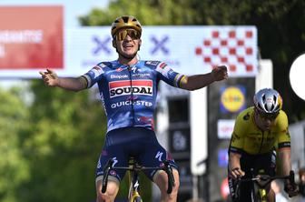 Evenepoel ob čustveni vrnitvi v sprintu ugnal Van Aerta