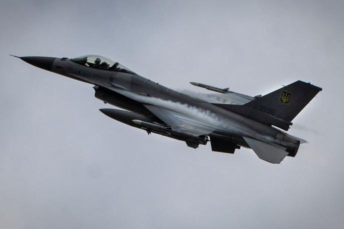 F-16 LETALO | Pilota so po incidentu odpeljali v bolnišnico. | Foto X/@sentdefender