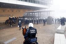 Sprva mirni protest desničarskih skupin v Bruslju se je sprevrgel v nasilje