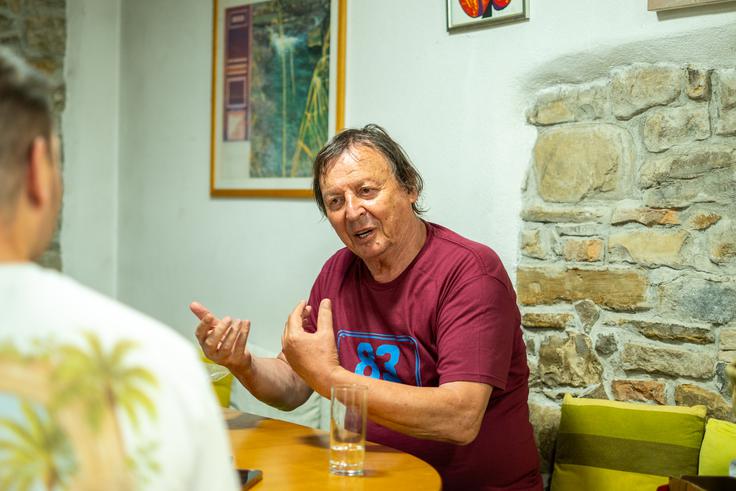 "Kar me bolj moti, je življenjska doba pesmi. Včasih je dobra pesem živela dva ali tri mesece. Danes je aktualna teden ali štirinajst dni, potem pa jo zamenja nova. To pomeni, da poslušalci pogosto sploh ne poslušajo več besedila. Pomembni so ritem, zvok in ena dobra fraza." | Foto: Liam Toni Šironjič