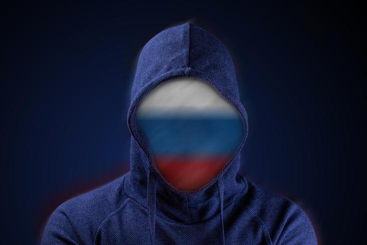 Kibernetska vojna med Ukrajino in njenimi zavezniki ter Rusijo ob konvencionalnih spopadih poteka že od začetka ruske invazije. Ruski hekerji so skoraj v trenutku, ko so nad Ukrajino zažvižgale prve balistične rakete, napadli ukrajinska državna in bančna omrežja. Ukrajina jim ni ostala dolžna. Nekdanji podpredsednik ukrajinske vlade Mihajlo Fedorov je takoj ustanovil t. i. Ukrajinsko kibernetsko vojsko, ki se ukvarja izključno s hekerskimi napadi na ruske tarče, in k sodelovanju povabil hekerje in hekerske aktiviste iz vsega sveta. Podporo Ukrajini in sovražnost do Rusije je napovedala tudi razvpita hekerska skupina Anonymous. | Foto: Shutterstock