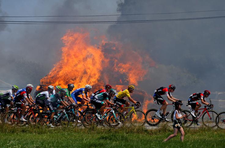 12. julij: kolesarji med 6. etapo dirke po Franciji, ki je potekala od Bresta do Mur-deBretagne Guerledna. | Foto: Reuters