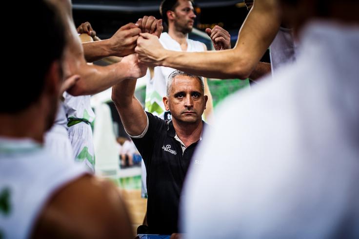 Igor Kokoškov je s strokovnim štabom slovenskim košarkarjem podal potrebne informacije, ki jih potrebujejo pred tekmo z Bolgarijo. | Foto: Grega Valančič/Sportida