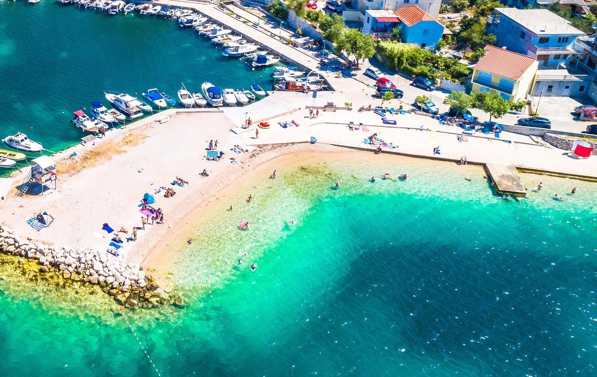 Plaža Brodarica Rezalište, Hrvaška | Naselje Brodarica, kjer je pri družinah priljubljena plaža Rezalište, leži južno od Šibenika. | Foto Shutterstock