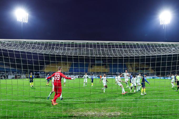 Aljoša Matko je z bele točke poslal žogo visoko čez ljubljanska vrata, tako da je ostalo pri vodstvu Olimpije z 1:0. | Foto: Aleš Fevžer