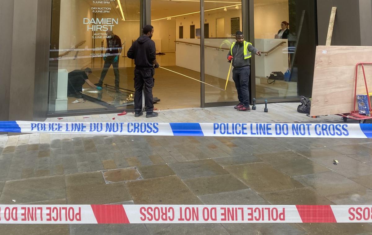 Galerija London Damien Hirst | Policisti so območje ogradili s policijskim trakom.  | Foto Siol.net