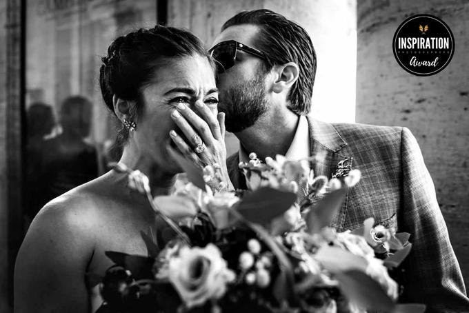 Čustvena nevesta po poročnem obredu v Campidogliju (Rim, Italija). | Foto: Samo Rovan