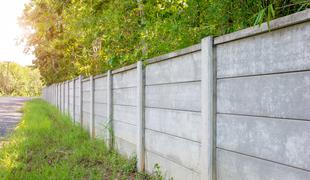 Kako visok zid lahko brez soglasja postavim na meji s sosedom? #pravni nasvet