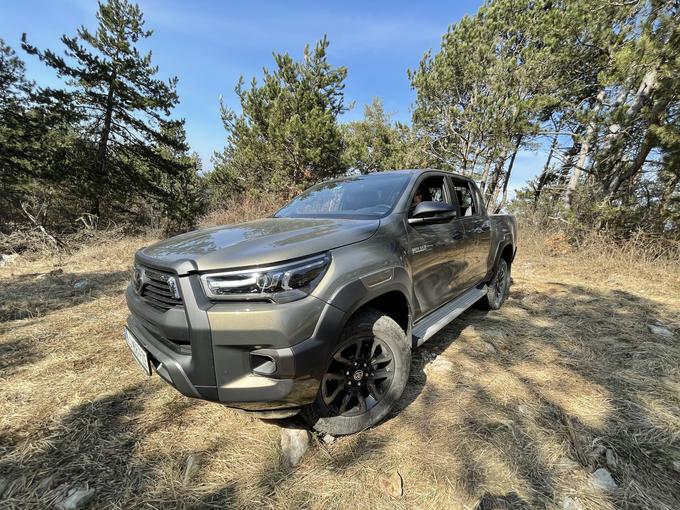 Tak hilux se predstavlja z opremo invincible, ki naj bi prepričala okrog 40 odstotkov kupcev. | Foto: Gregor Pavšič