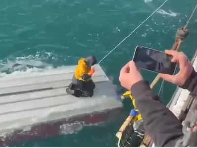 Deček skoraj tri dni preživel na prevrnjenem čolnu sredi morja #video