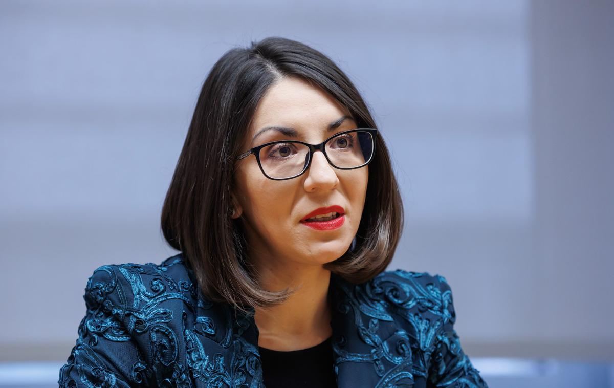 Emilija Stojmenova Duh | Ministrica Stojmenova Duh sicer že na glasovanju ob prvem zagovoru DZ ni prejela podpore celotne koalicije. Večina poslancev SD je bila ob glasovanju odsotna, poslanci Levice pa so se vzdržali. | Foto STA