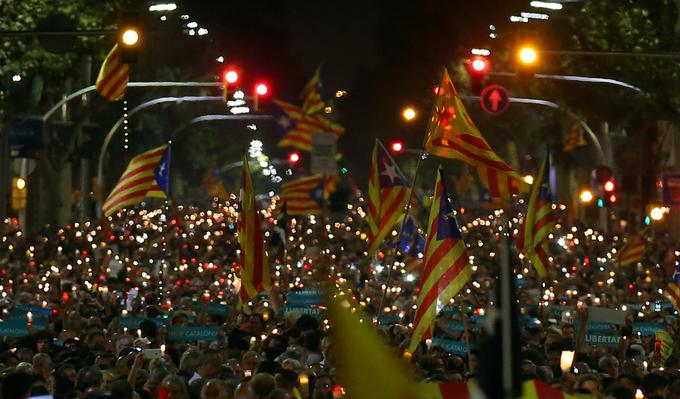 Španske oblasti so pred dnevi aretirale dva pomembna zagovornika katalonske neodvisnosti, Jordija Sancheza in Jordija Cuixarta. Katalonci so se na aretacijo odzvali z množičnimi protesti. | Foto: Reuters