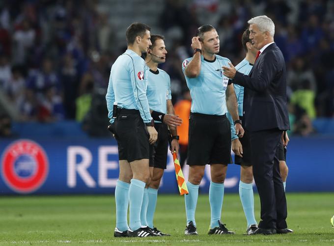 Selektor Švice Vladimir Petković v pogovoru s slovenskimi sodniki po koncu srečanja v Lillu | Foto: 