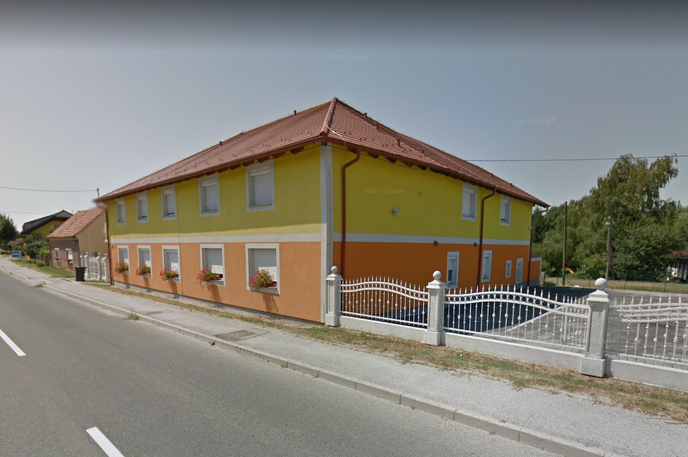 Dolga vas | V gostišču v Dolgi vasi so v dvotedensko osamo konec marca nastanili 28 ljudi, ki so prišli z avstrijske Tirolske. Okužbo na novi koronavirus so sprva potrdili pri sedmih. | Foto Google Street View