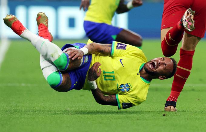 Neymar se je poškodoval v prvem krogu na tekmi s Srbijo. | Foto: Reuters