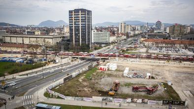 Zarohneli so gradbeni stroji na Emoniki #foto