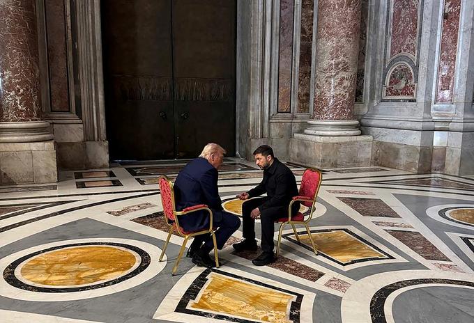 Ameriški predsednik Donald Trump je začel na stvari gledati nekoliko drugače, je ocenil ukrajinski predsednik Volodimir Zelenski, ki se je z ameriškim kolegom srečal ob robu pogreba papeža Frančiška.  | Foto: Reuters