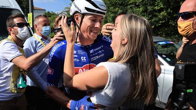 Po umirjeni etapi eksploziven konec, Philipsen zmagovalec etape, Pogačar varno v cilju