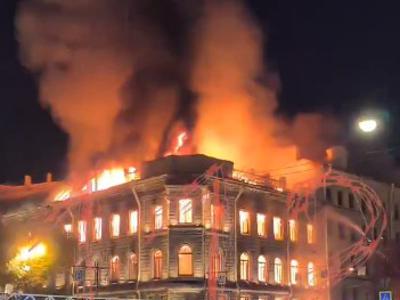 V Sankt Peterburgu zagorela zgodovinska palača, zrušil se je del strehe #video