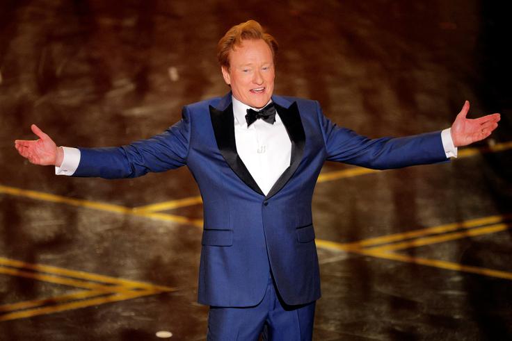 Po lanski podelitvi je tudi letošnje Oskarje vodil Conan O'Brien, ki se je v uvodnem nagovoru pošalil, da je zadnji človeški voditelj Oskarjev in da jih bo prihodnje leto vodil "robotski taksi v smokingu". | Foto: Reuters