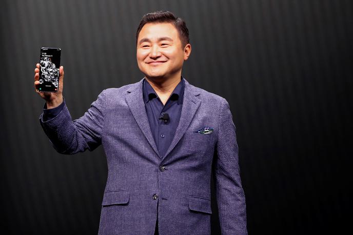 Samsung Galaxy S20, predstavitev | Predsednik Samsungove enote za mobilne komunikacije TM Roh z novim pametnim telefonom Samsung Galaxy S20 Ultra 5G. | Foto Reuters