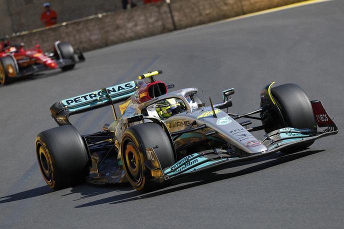 Baku Hamilton Mercedes | Lewis Hamilton s svojim Mercedesom na najdaljši ravnini močno poskakuje. | Foto Reuters