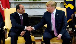 Trump v Beli hiši pohvalil egiptovskega kolega Sisija