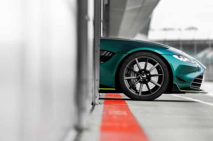 Prvič bo aston martin vantage v akciji že na uradnem tridnevnem testiranju F1 v Bahrainu. | Foto: Aston Martin