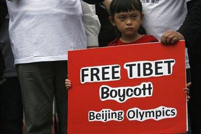 Prireditelji OI kljub protestom v Tibetu mirni