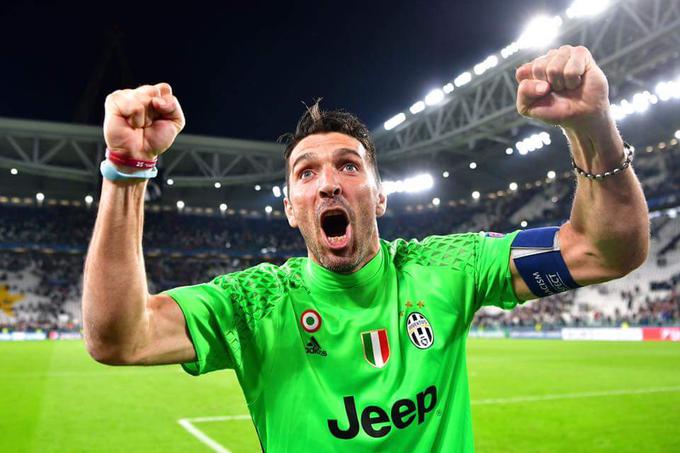 Bo Slovenec na čelu Uefe po finalu lige prvakov predal pokal kapetanu Juventusa Gianluigiju Buffonu ... | Foto: Twitter - Voranc