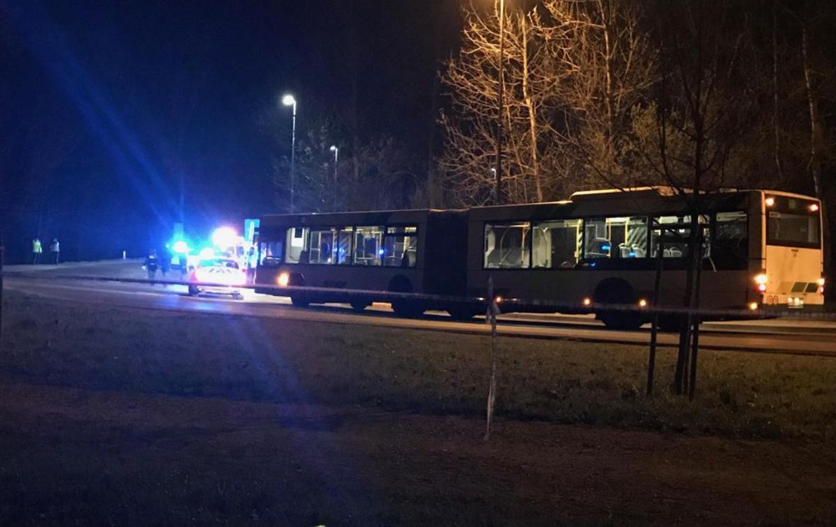avtobus ugrabitev ljubljana lpp | Policija je avtobus ustavila malo po 9. uri zvečer, blizu avtocestnega priključka Ljubljana - Center. | Foto Marko Mandušič/Delo
