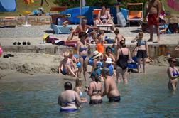Invazija na plažah v Istri. Ljudem se ne zdi, da plavajo v morju.