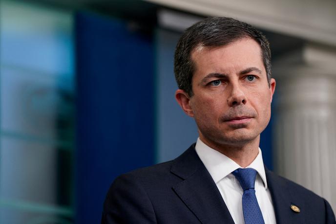 Pete Buttigieg |  "Ko družine žalujejo, bi moral Trump voditi, ne pa lagati. Mi smo varnost postavili na prvo mesto, zmanjšali število nevarnih srečanj, povečali število kontrolorjev poletov in nismo imeli nobene nesreče potniških letal s smrtnim izidom," je poudaril prejšnji minister za promet ZDA Pete Buttigieg v odgovoru na Trumpova namigovanja, da bi pri tragični nesreči lahko šlo za posledico politik vključevanja, ki naj bi med drugim zagotavljala večjo rasno in spolno uravnoteženost v zvezni upravi.  | Foto Reuters