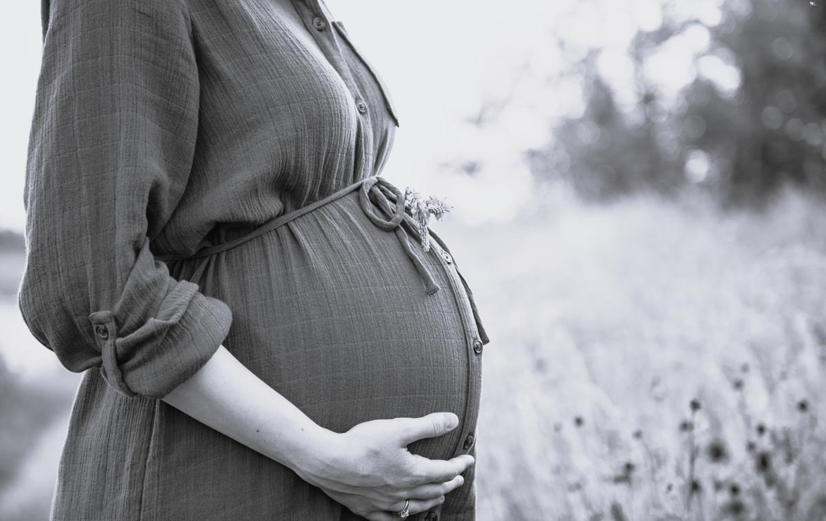 Nosečnica | Mati, 20-letna hrvaška državljanka, se trenutno nahaja v bolnišnici, za njo pa je bil izdan tudi nalog za prijetje zaradi suma umora. | Foto Shutterstock