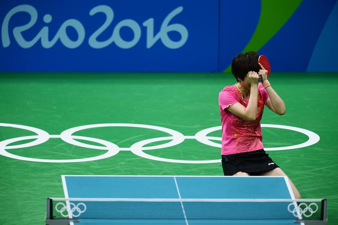 Kitajska igralka namiznega tenisa Ning Ding je padla na kolena, potem ko je v finalu v boju za zlato medaljo s 4:3 v nizih premagala rojakinjo Li Xiaoxio. | Foto: Getty Images