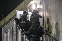 Policisti v begunskem centru v Hamburgu