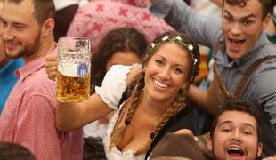 Oktoberfest: množice turistov, lepa dekleta in vse dražje pivo