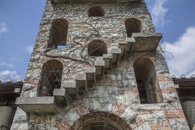 Plečnik je rad uporabljal podpeški kamen, ta je poleg opeke in lesa vidni material tudi v cerkvi v Črni vasi.   | Foto: 